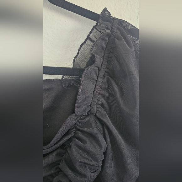 Black Long Sleeve Ruched Top - Picture 4 of 8